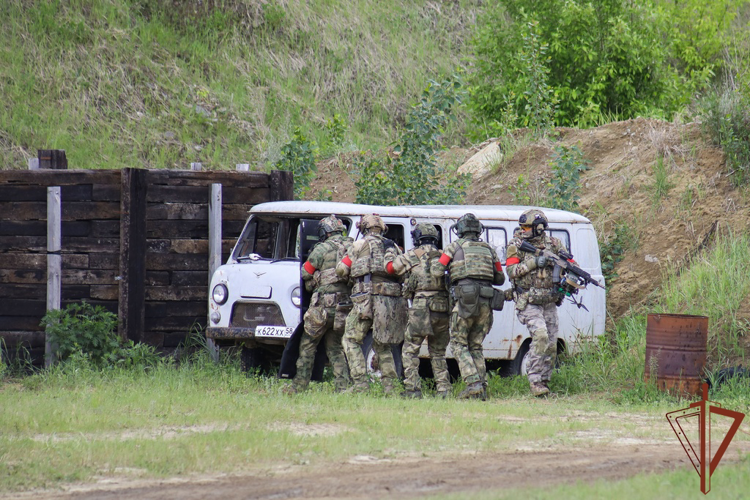 В Пензе впервые прошли соревнования Росгвардии по дрон-рейсингу (видео)