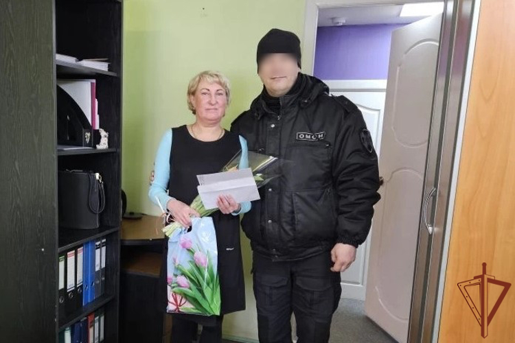 Сотрудники и военнослужащие Северо-Западного округа Росгвардии поздравили с Международным женским днем матерей и вдов погибших при исполнении служебного долга