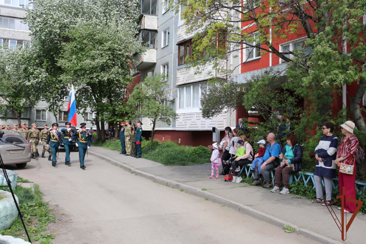 Сотрудники Уральского округа Росгвардии поздравили ветеранов с Днём Победы