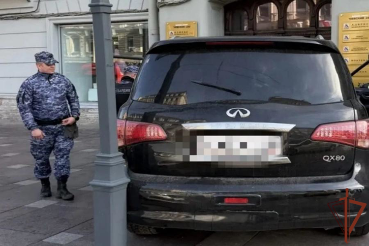 В центре Санкт-Петербурга росгвардейцы задержали нетрезвого гражданина, въехавшего в дом