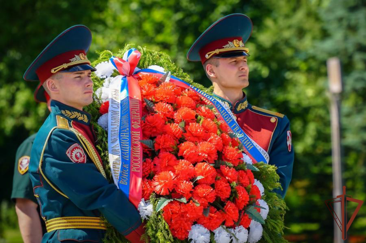 Командующий Северо-Западным округом Росгвардии почтил память погибших в годы Великой Отечественной войны (видео)