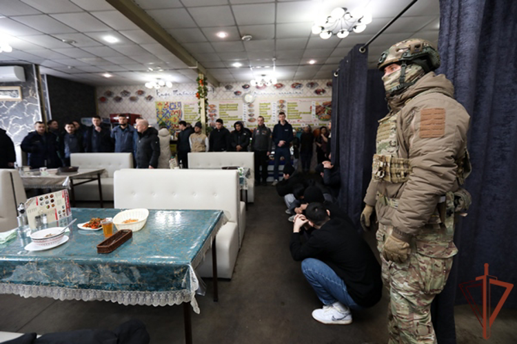 В Красноярске проведён масштабный миграционный рейд при поддержке спецназа Росгвардии (видео)