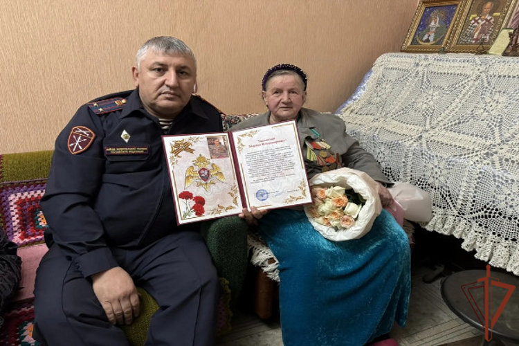 В Дагестане росгвардейцы навестили блокадницу Ленинграда