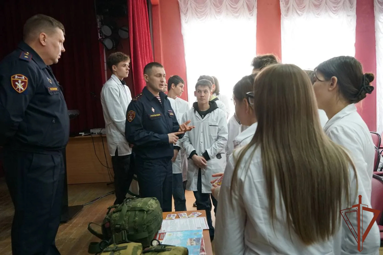 В Ульяновске росгвардейцы провели профориентационное занятие для студентов фармацевтического колледжа
