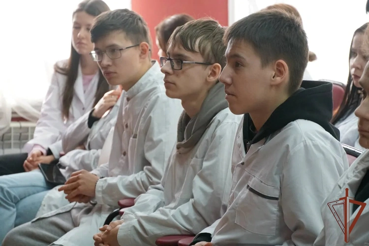 В Ульяновске росгвардейцы провели профориентационное занятие для студентов фармацевтического колледжа