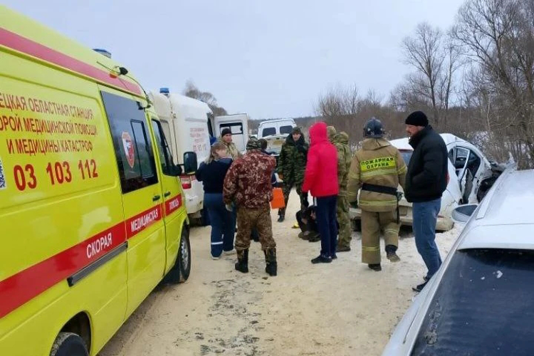 В Липецкой области сотрудники Росгвардии пришли на помощь пострадавшей в ДТП семье с малолетними детьми