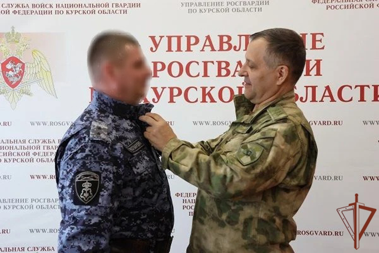 Командующий Центральным округом Росгвардии вручил награды отличившимся сотрудникам ведомства в Курской области