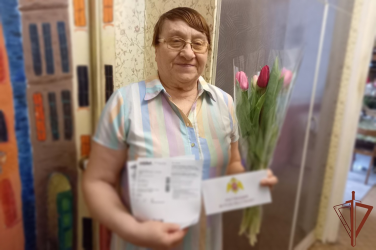 Сотрудники и военнослужащие Северо-Западного округа Росгвардии поздравили с Международным женским днем матерей и вдов погибших при исполнении служебного долга