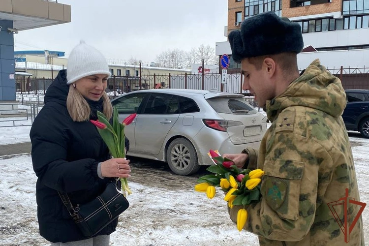 Росгвардейцы поздравили женщин Сибири с Международным женским днём