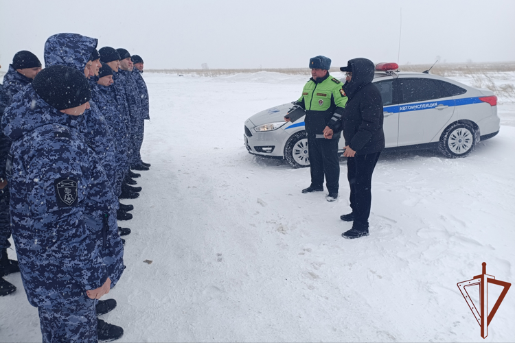 В Сибирском округе Росгвардии прошли занятия по экстремальному вождению и профилактике ДТП