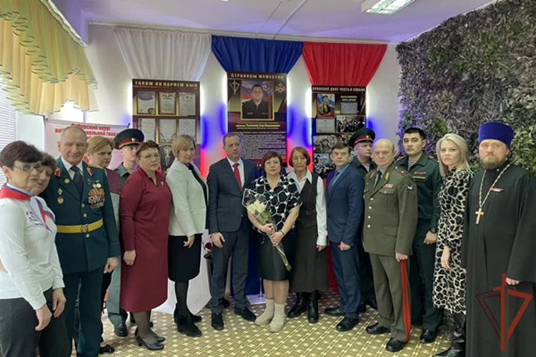 Мемориальную доску в честь героически погибшего военнослужащего Росгвардии открыли в учебном заведении Красноярского края