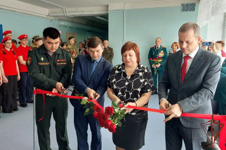 Мемориальную доску в честь героически погибшего военнослужащего Росгвардии открыли в учебном заведении Красноярского края