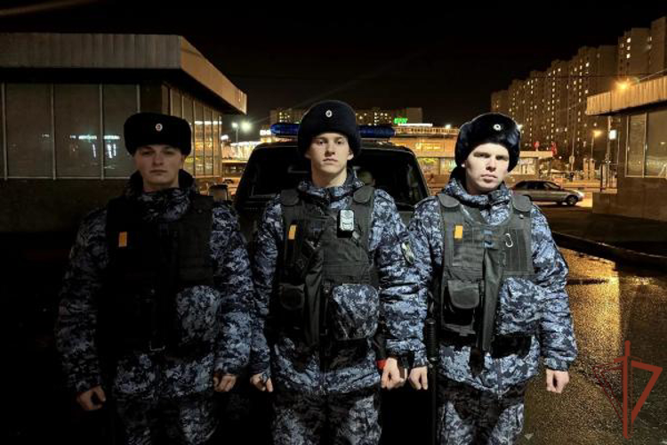 В Москве военнослужащие Центрального округа Росгвардии оперативно нашли потерявшегося ребенка-инвалида (видео)