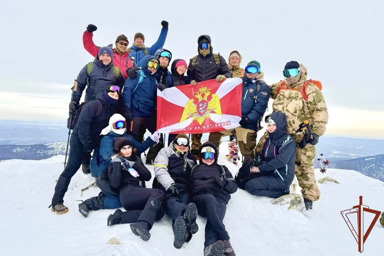 В Башкортостане на гору Иремель водрузили флаг Росгвардии