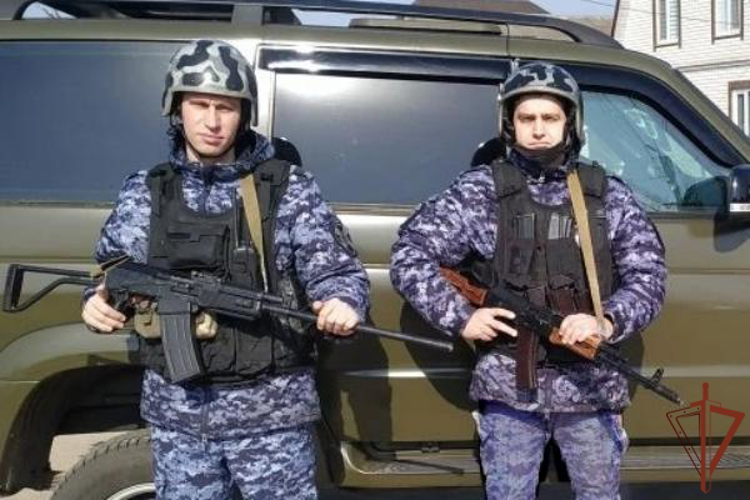 Сотрудники Росгвардии оказали помощь водителю, пострадавшему в результате атаки дрона ВСУ в Брянской области