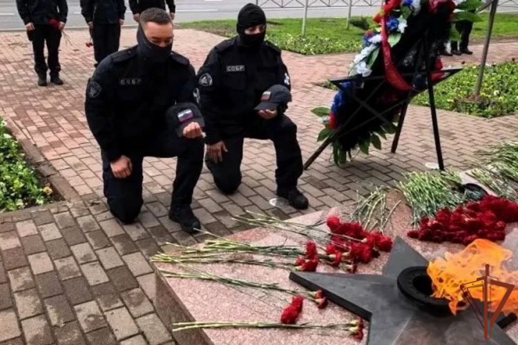 Военнослужащие и сотрудники Центрального округа Росгвардии принимают участие в памятных мероприятиях, посвящённых Дню Победы