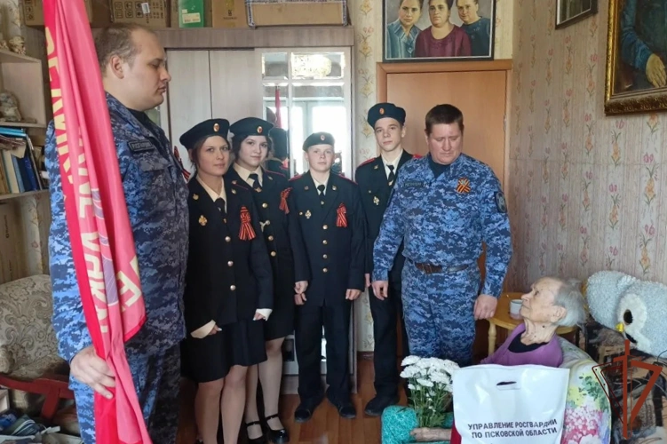 В Псковской области сотрудники Росгвардии поздравили с Днем Победы 102-летнюю участницу войны