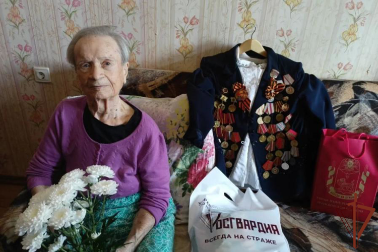 В Псковской области сотрудники Росгвардии поздравили с Днем Победы 102-летнюю участницу войны