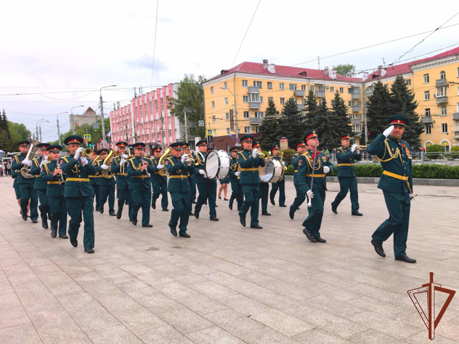 Военнослужащие и сотрудники Центрального округа Росгвардии приняли участие в военных парадах и торжественных шествиях в регионах ЦФО