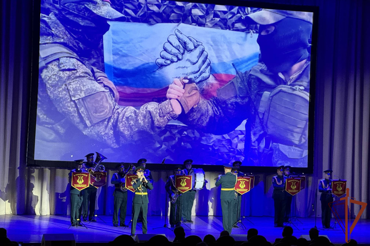 Военный оркестр Росгвардии исполнил патриотические песни на юбилее Кремлёвского полка