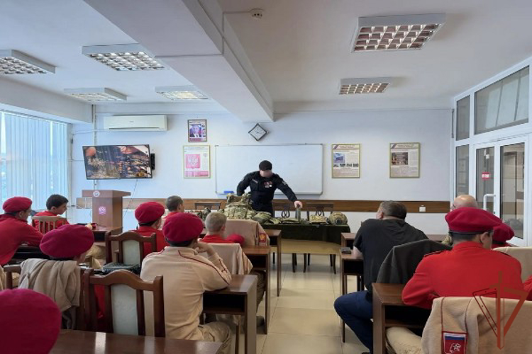 В Дагестане сотрудники Росгвардии провели День открытых дверей для юнармейцев
