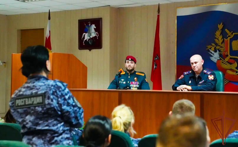 В Центре профессиональной подготовки сотрудников вневедомственной охраны столичного главка Росгвардии прошла встреча с участником СВО Львом Макеевым (видео)