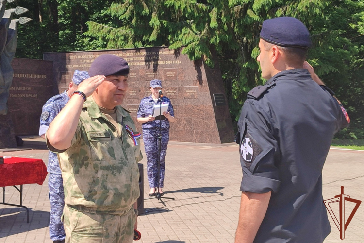 В Брянске росгвардейцы провели патриотическую акцию ко Дню России