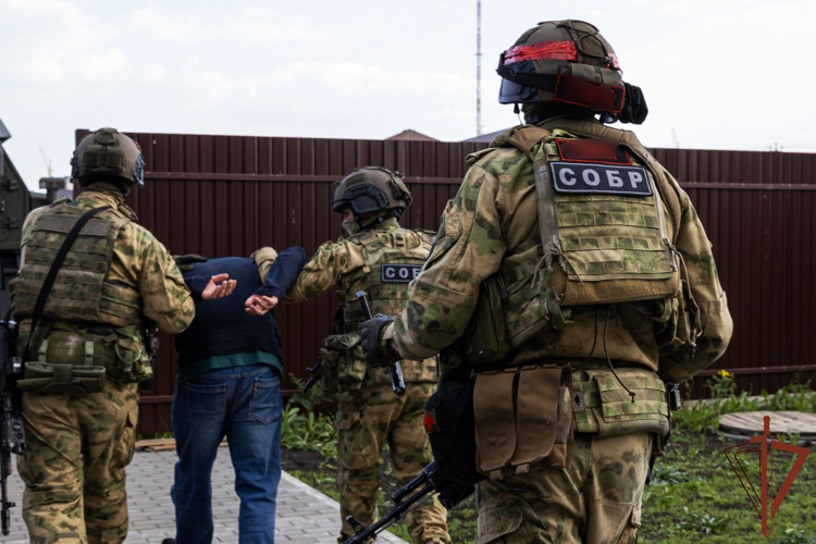 В Тамбовской области при силовой поддержке спецназа Росгвардии задержаны подозреваемые в вымогательстве (видео)