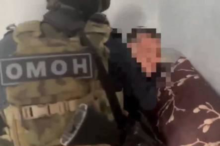 В Твери при силовой поддержке ОМОН Росгвардии задержаны подозреваемые в незаконной легализации мигрантов (видео)