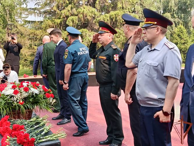 Военнослужащие и сотрудники Сибирского ордена Жукова округа Росгвардии стали участниками торжественных и памятных мероприятий, посвящённых Дню памяти и скорби