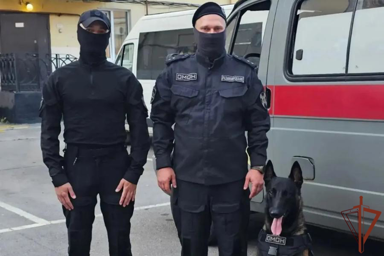Сотрудники ОМОН Росгвардии пришли на помощь петербуржцу, у которого произошел приступ эпилепсии