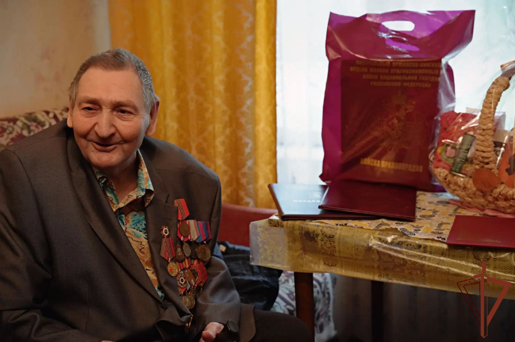 В Москве сотрудники Росгвардии поздравили ветерана с 96-летием
