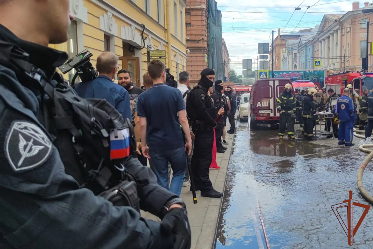 Росгвардейцы оказали содействие во время пожара в здании театра Санкт-Петербурга