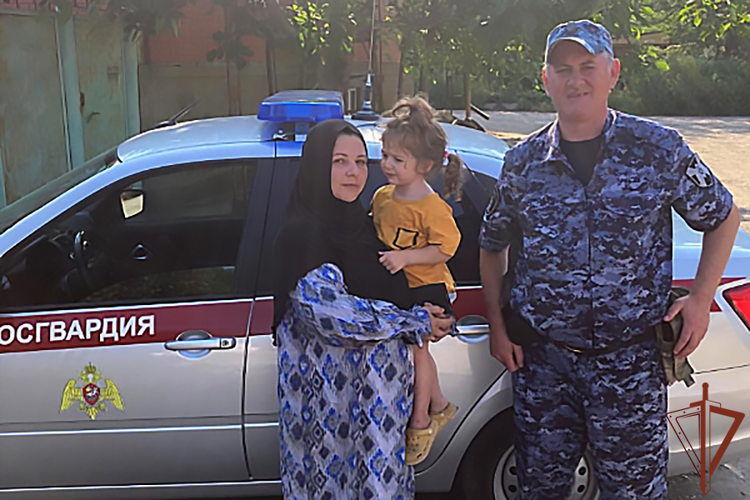 В Дагестане росгвардейцы вернули родителям потерявшегося ребенка