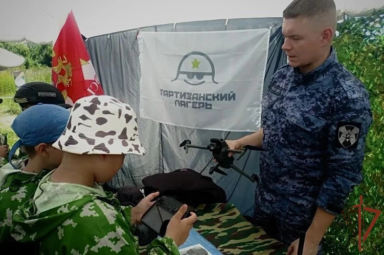 Летние патриотические мероприятия для школьников проводят росгвардейцы в Центральной России (видео)