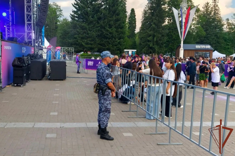 В Республике Алтай росгвардейцы обеспечили охрану общественного порядка во время проведения масштабного музыкального фестиваля