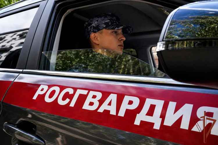Московские росгвардейцы задержали иностранца, который нанёс колото-резанные раны своему знакомому (видео)
