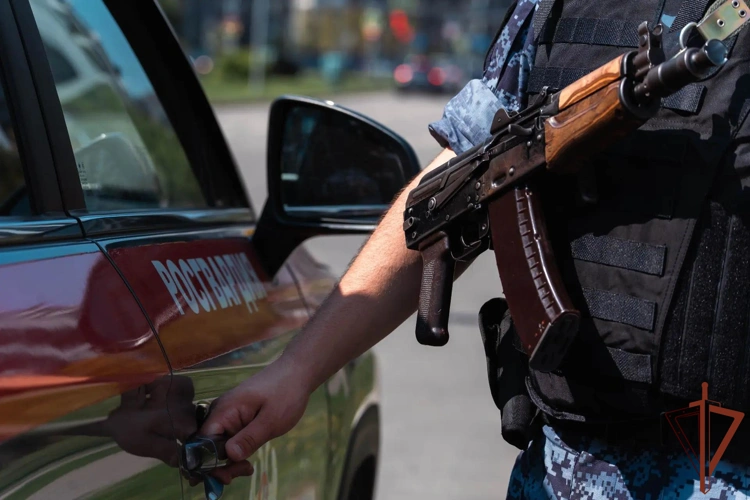 В Москве росгвардейцы задержали мужчину, заказавшего в больницу наркотики через интернет (видео)