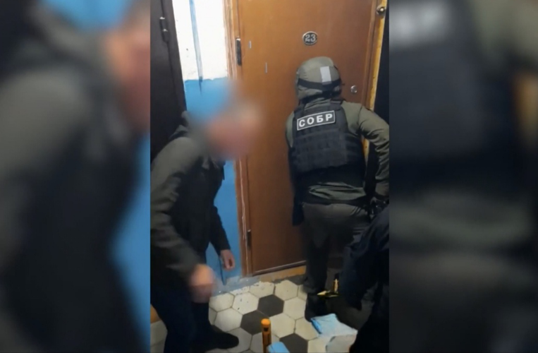 В Ульяновске росгвардейцы задержали подозреваемых в хищении почти двух миллионов рублей у пенсионера (видео)