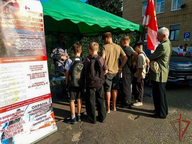 Сотрудники Росгвардии организовали выставку вооружения и спецтехники в Подмосковье