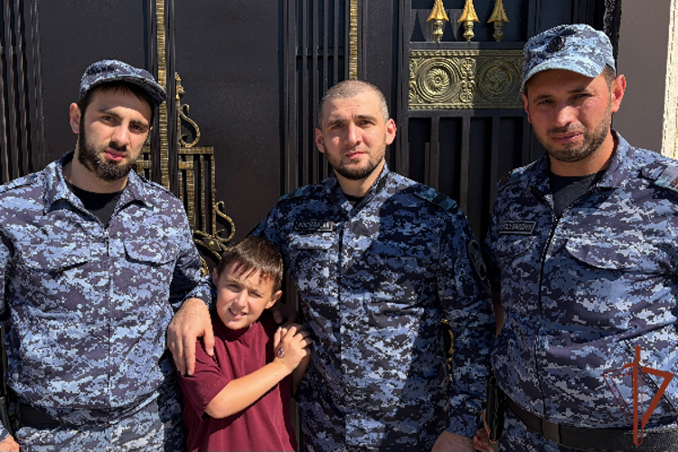 В Дагестане росгвардейцы вернули родителям потерявшегося ребенка