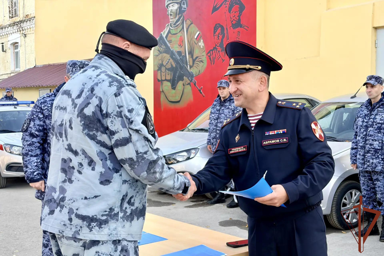 В Самаре сотрудникам Росгвардии вручили ключи от новых служебных автомобилей