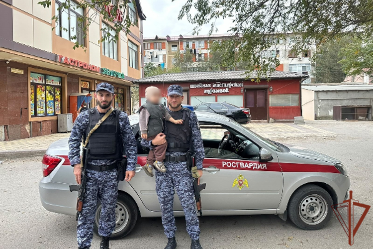 В Дагестане росгвардейцы вернули матери потерявшегося ребенка