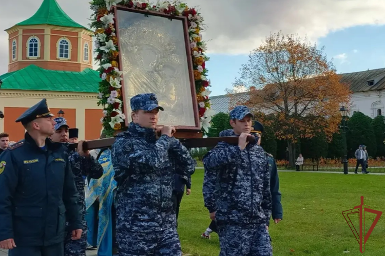 Сотрудники Росгвардии обеспечили правопорядок во время перенесения Тихвинской иконы Божией Матери