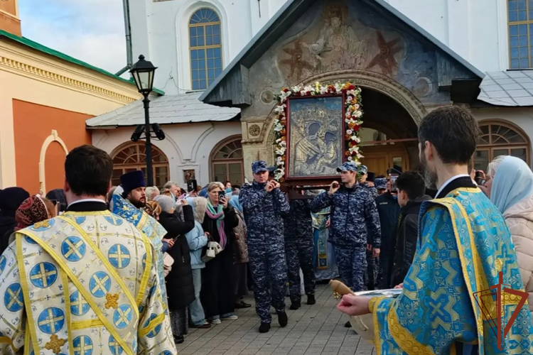 Сотрудники Росгвардии обеспечили правопорядок во время перенесения Тихвинской иконы Божией Матери
