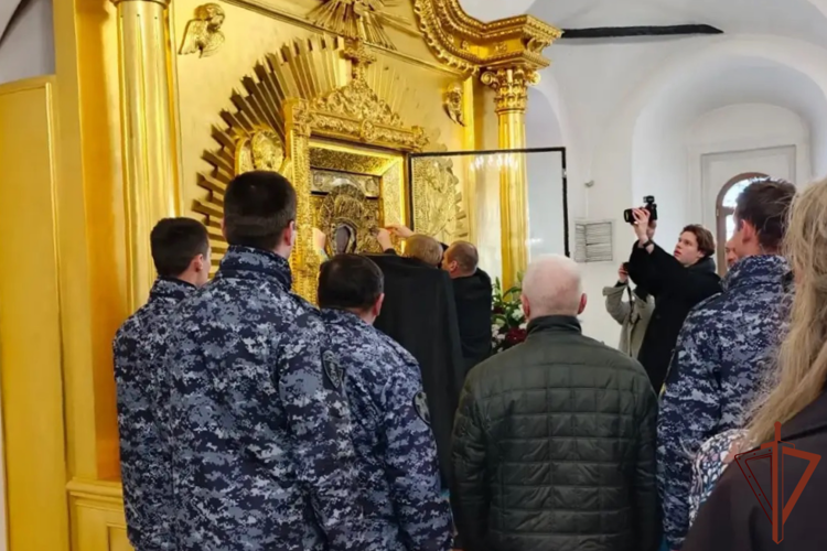 Сотрудники Росгвардии обеспечили правопорядок во время перенесения Тихвинской иконы Божией Матери