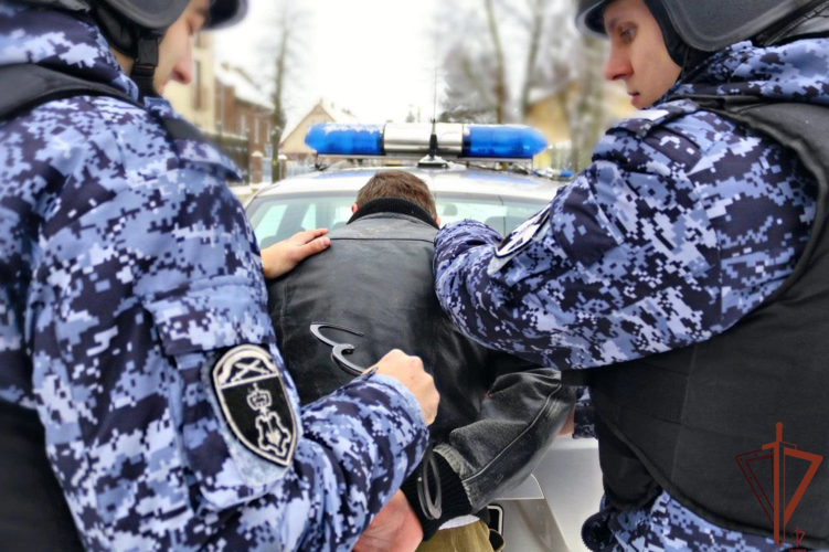 В Калининграде росгвардейцы задержали подозреваемого в осквернении Вечного огня