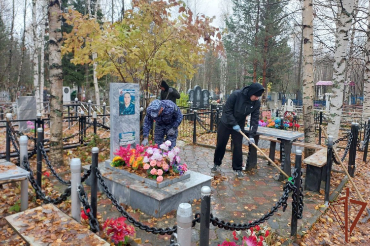 В Югре военнослужащие и сотрудники Росгвардии почтили память ветеранов