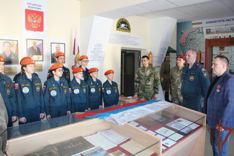 В регионах Сибири росгвардейцы провели встречи со школьниками в честь юбилейных дат войск правопорядка