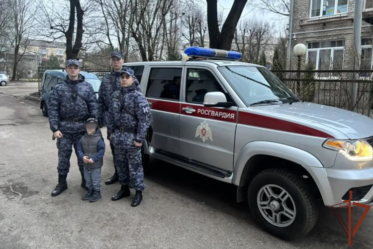 Военнослужащие Росгвардии нашли потерявшегося ребенка в Калининграде